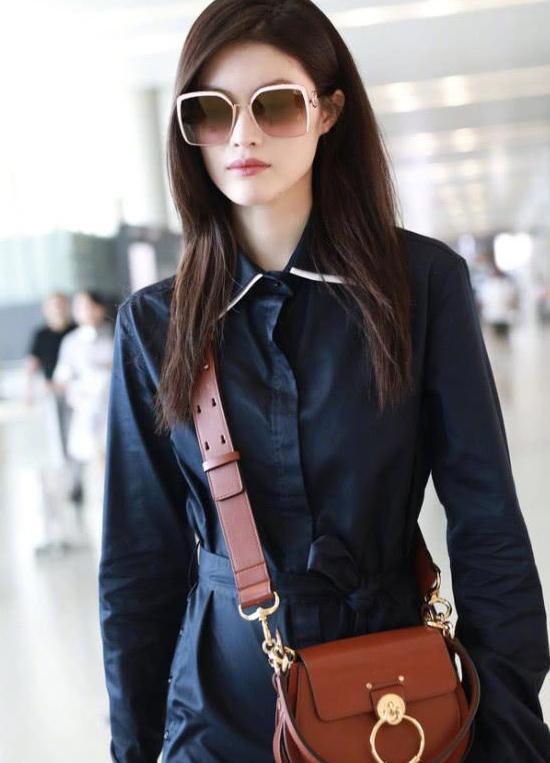 何穗风格变了, 裙子几乎开叉到肚子上, 大胆秀性感美腿!