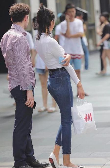 修身牛仔裤和健身修身裤，展现女人曲线身材，都是极好的存在！