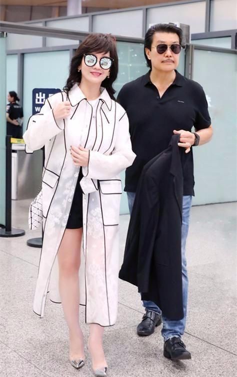 64岁奶奶也疯狂!赵雅芝不止穿短裤秀美腿，还踩10厘米高跟鞋!