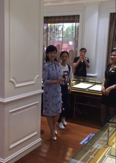  [脸上]赵雅芝65岁还出来捞金，看到脸上的皱纹，还真心酸