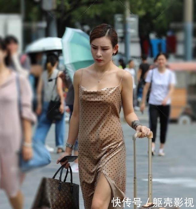  美女：美女街拍：清纯可人的小姐姐，气质优雅，穿出窈窕精致的美感！