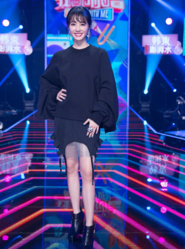 蔡依林成精了，身高156cm却美腿逆天，穿修身短裙美到窒息！