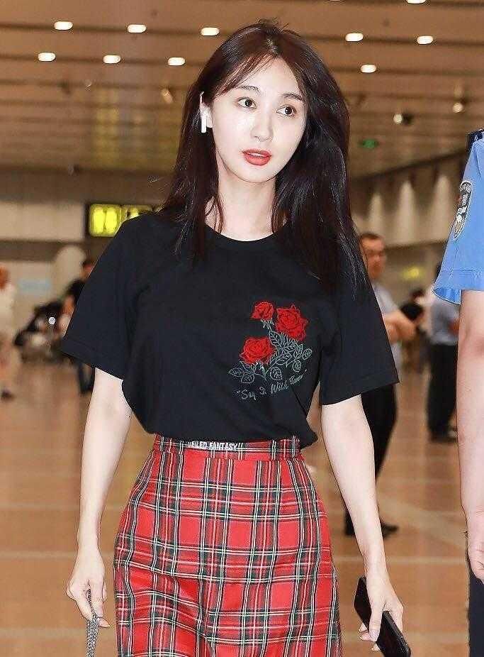 曾和黄晓明谈恋爱, 被baby踩着上位, 如今风格变化惊艳网友!