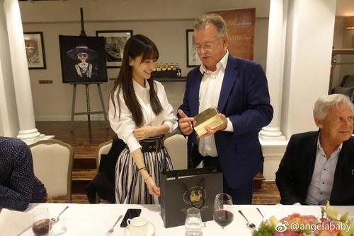 Angelababy晒伦敦之行美照，淡雅的妆容，清新的气质美极了