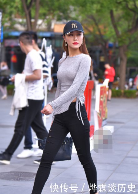  『修长』美女这黑色破洞牛仔，让腿更修长了