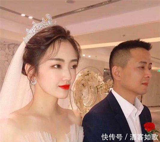  『误认』“最帅岳父”火了，参加婚礼被误认成“抢婚的”，新娘这是我爸