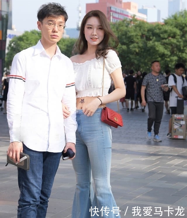 「 美女」尽显曲线美，女神范十足，街拍美女小姐姐一字肩配喇叭裤