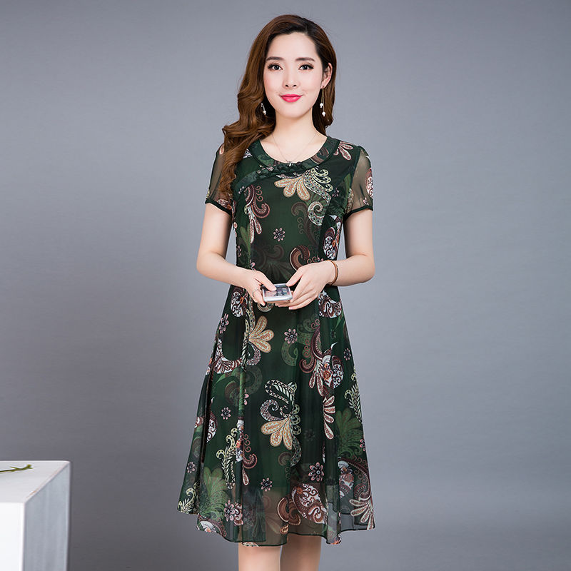 哇塞!新出的连衣裙，比旗袍还优雅，50岁妈妈穿上美的让人心醉