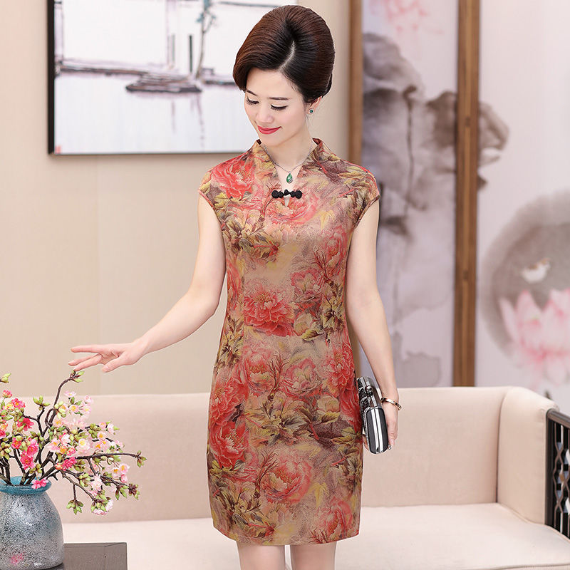 不论多大年纪的女人穿上旗袍都让人挪不开眼，美丽大方特别有气质