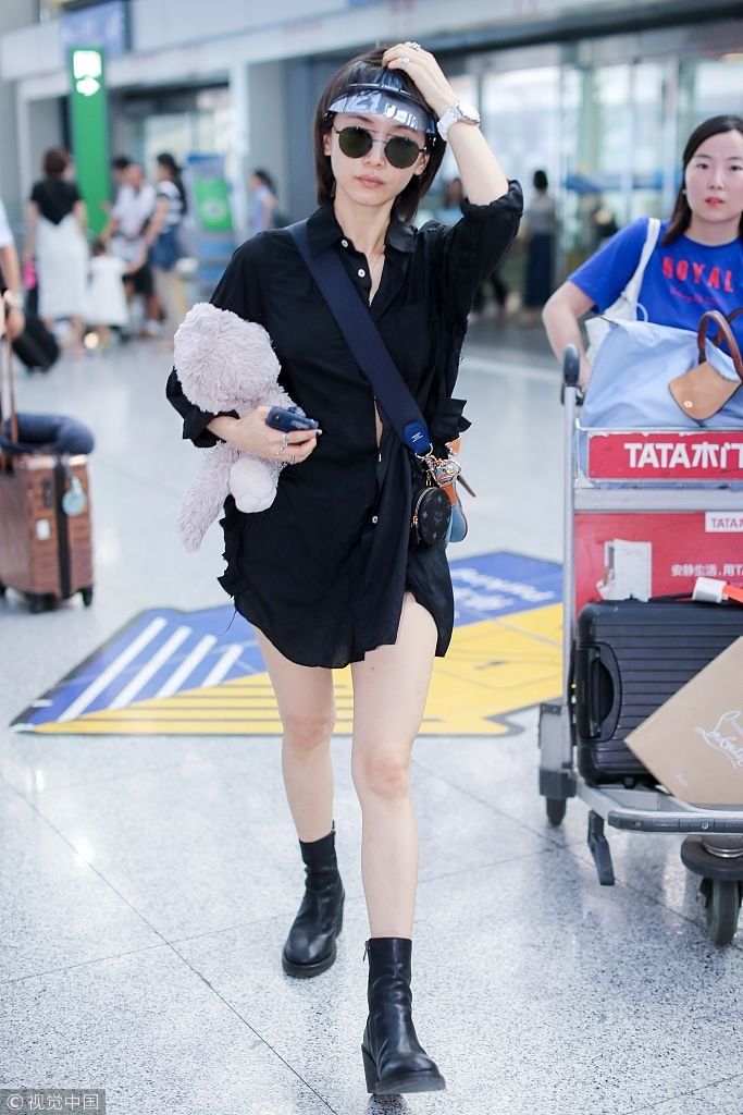 王子文戴遮阳帽时髦又帅气 抱玩偶玩下衣失踪秀美腿