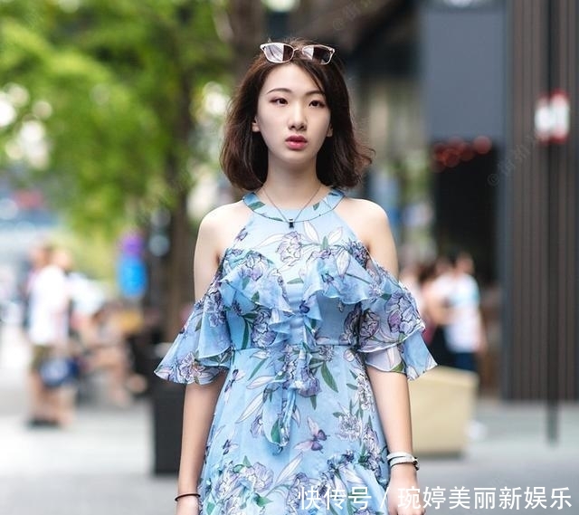  『气质』街拍：小姐姐颜值很高，身穿仙女裙气质非凡！