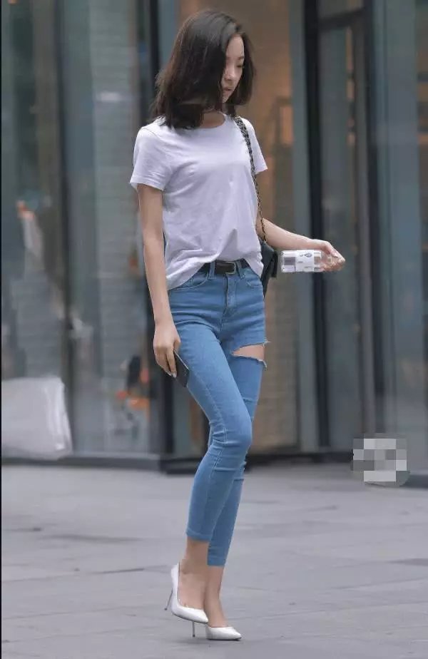街拍美女小姐姐的时尚破洞牛仔裤
