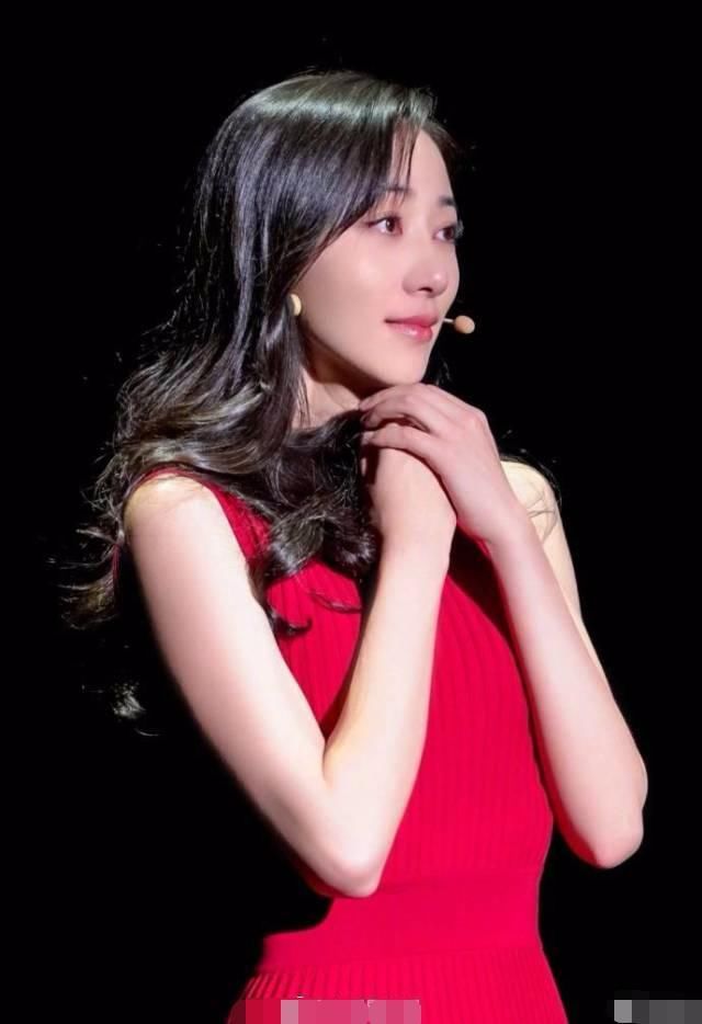 35岁韩雪与45岁陈慧琳穿同款大红色连衣裙!差十岁的差别在这