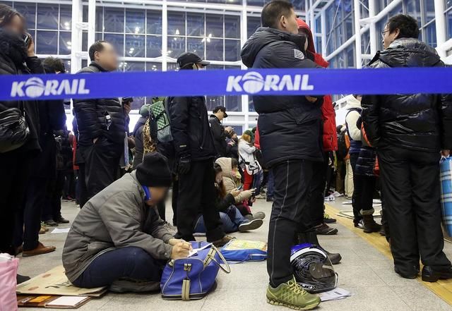 一年一度的春运，韩国人打地铺抢票，那中国人呢？差别有点大