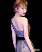 冯提莫VS周冬雨，同是158，周冬雨高级，冯提莫满身大牌也显low