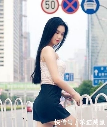  『带笑』街拍：美女白色穿修身短裙，身姿曼妙，眉眼带笑