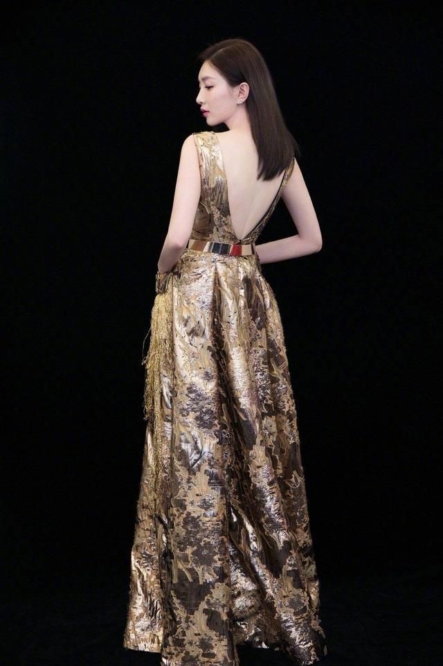 31岁江疏影撞衫28岁唐艺昕，小姐姐和老大妈的差距一目了然！