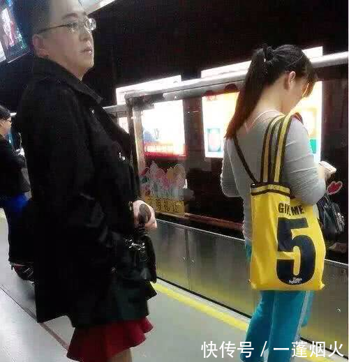 大哥你怎么穿裙子出来了，是你老婆的吗，你那高跟鞋穿着还舒服吧