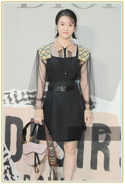 看了热巴的薄纱裙，再看张雪迎，网友：可爱和可笑差距一目了然！