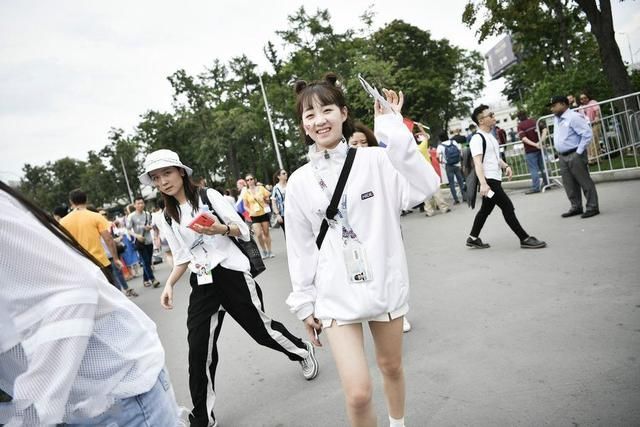 世界杯尾声，李子璇来凑热闹，下半身失踪搞的自己像个明星！