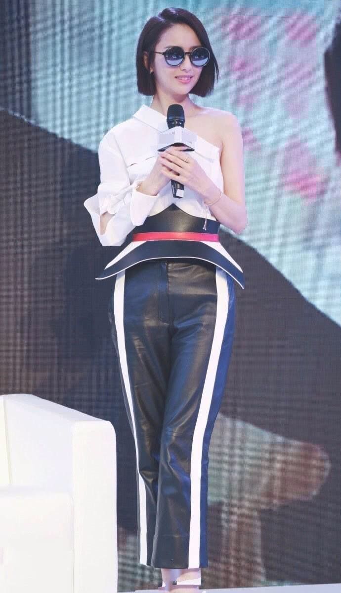 佟丽娅真大胆,这么高难度的皮裤也敢穿,一般人穿绝对丑哭了!