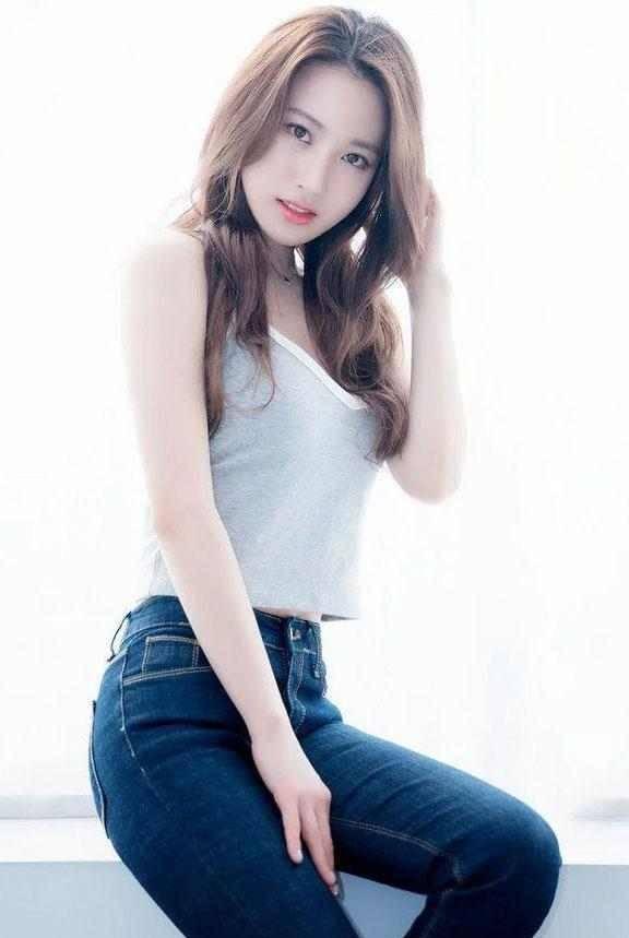 女人怎样穿紧身裤都不会错，穿身上舒服凉爽，展现女性婀娜身形