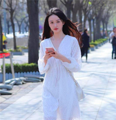 【美女】街拍:美女走路带风,穿白色T恤和风衣,简约打扮时髦大方