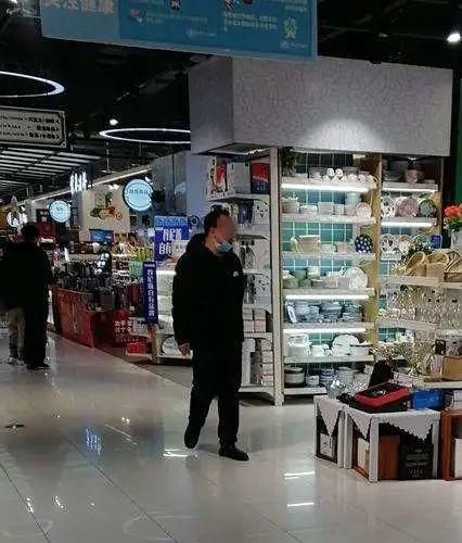  排队：不戴口罩？！排队去喝胡辣汤？！还没到放松警惕的时候