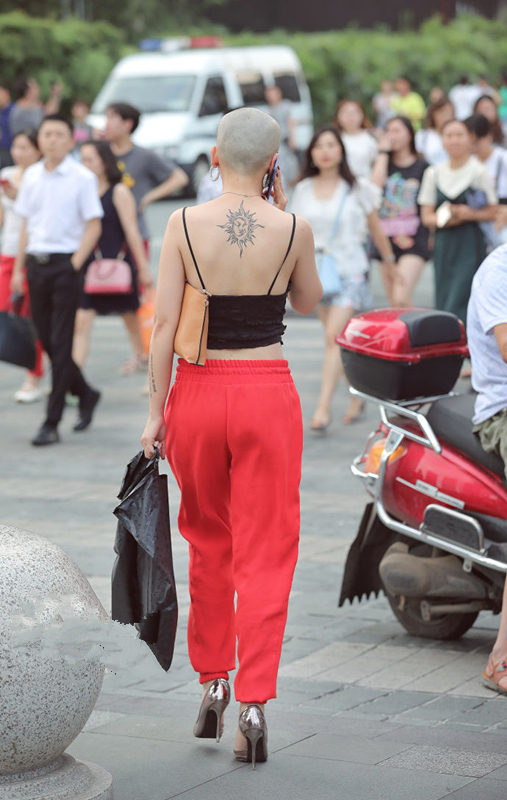 路人街拍，小姐姐好酷啊，女孩子光头真的很少见