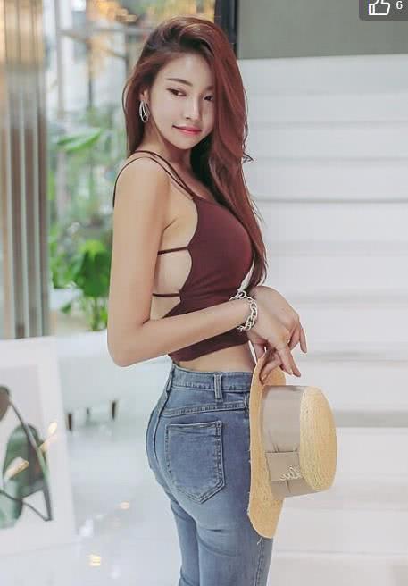 轻熟小姐姐紧身露背装，紧身裤包不住饱满臀线，性感又俏皮