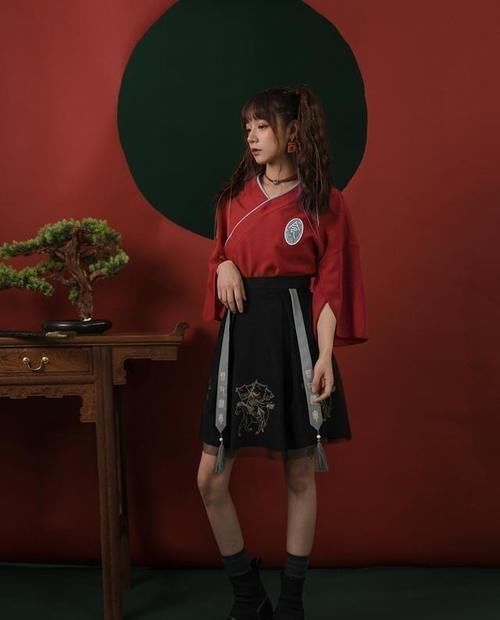  【女生】黄黑皮女生多穿“显白色”，不仅减龄，还能衬托温柔气质