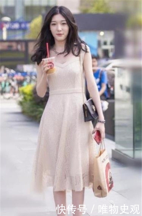  【气质】街拍：美女身材匀称，身穿浅色连衣裙，彰显楚楚动人的唯美气质