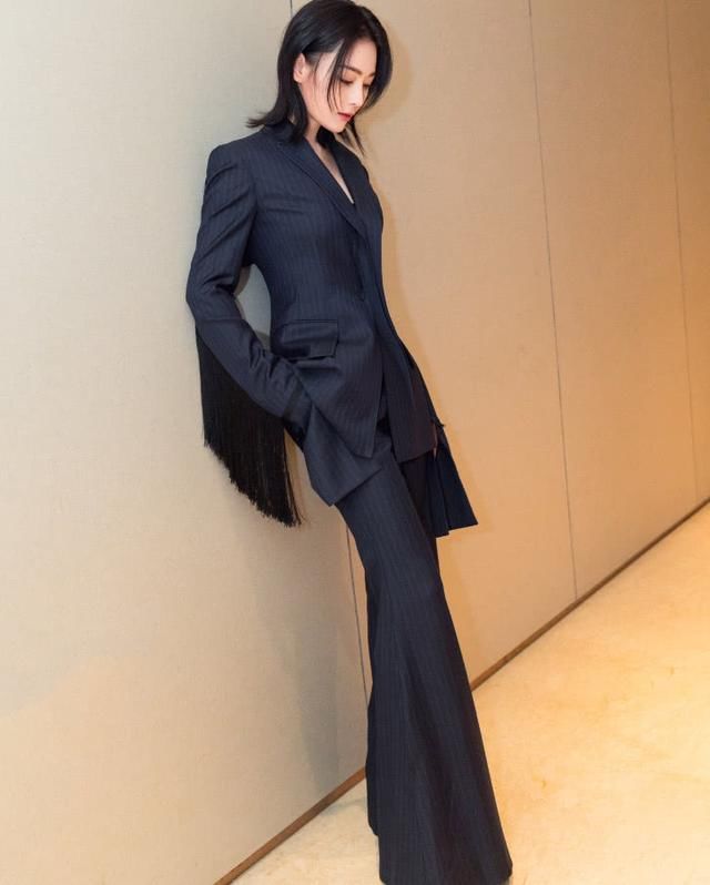 张馨予身穿黑白拼接长裙，身上这是背着两个大斗篷？太拉风啦！