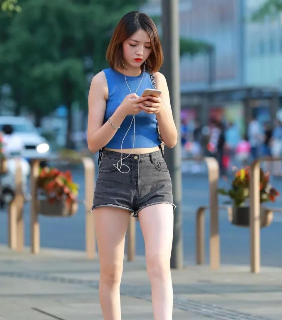 街拍:时尚美女紧身裤勾勒丰满弧线,健美平坦的小蛮腰显马甲线