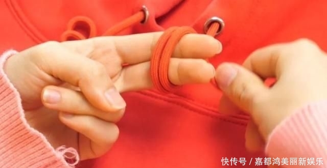 漂亮:今年最流行的卫衣绳子打结法,既漂亮又个性,方法简单一学就会!