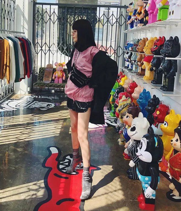 这个小女生竟是李宇春宋茜背后的时尚推手，比明星还带货!