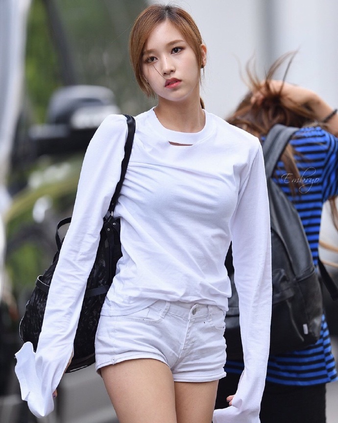 街拍：舞台上的小姐姐，青春活力的外表展现纤纤玉腿