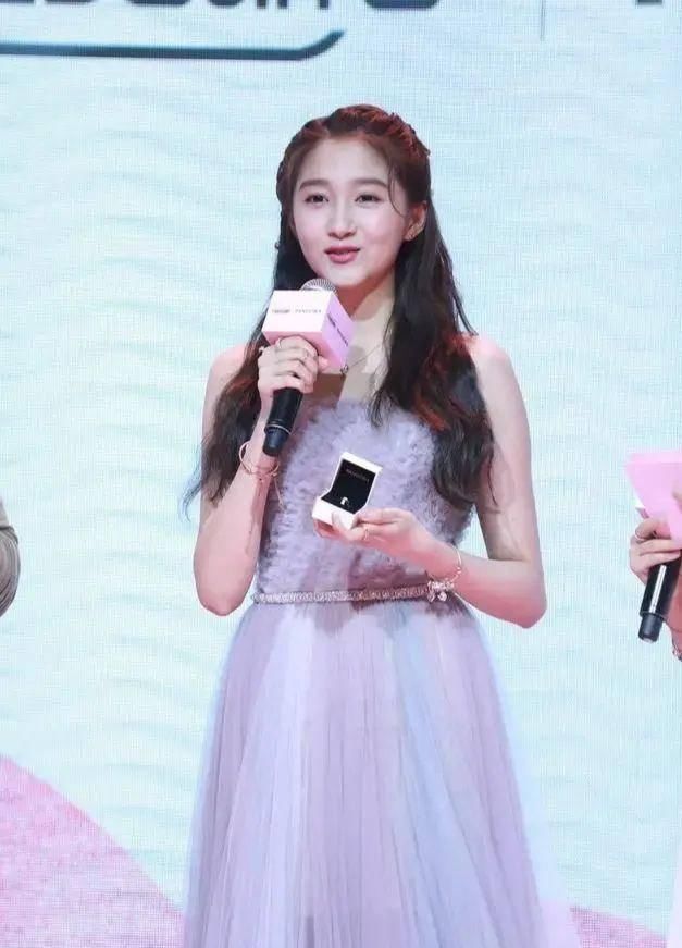  「看起来就」关晓彤瘦脱相还开美颜？紫色毛衣穿的再嫩，看着也觉得僵硬！