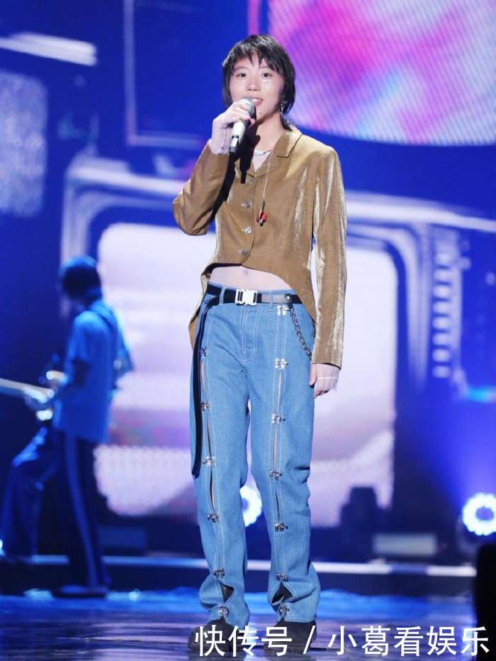 窦靖童的时尚厉害了, 裤子上挂满一排锁, 不过还好不挂搪瓷杯了