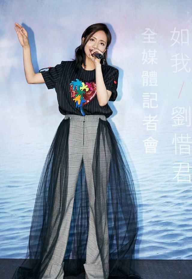 阔腿裤挂薄纱看不懂?秦岚刘惜君却抢着撞衫，网友:这是个性!