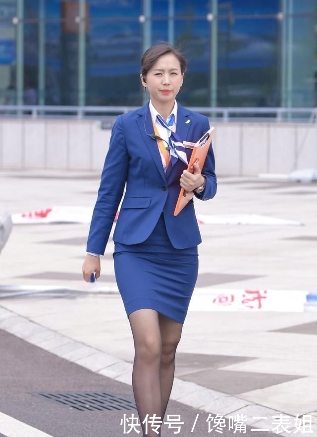 『气质』蓝色职业装搭配高跟鞋和黑色丝袜,散发出优雅的职业女性气质