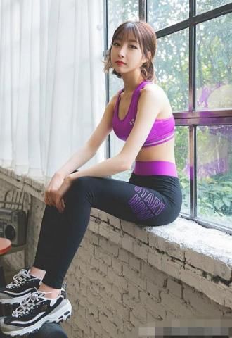 打底裤这样的搭配，好看又简约，更显青春迷人