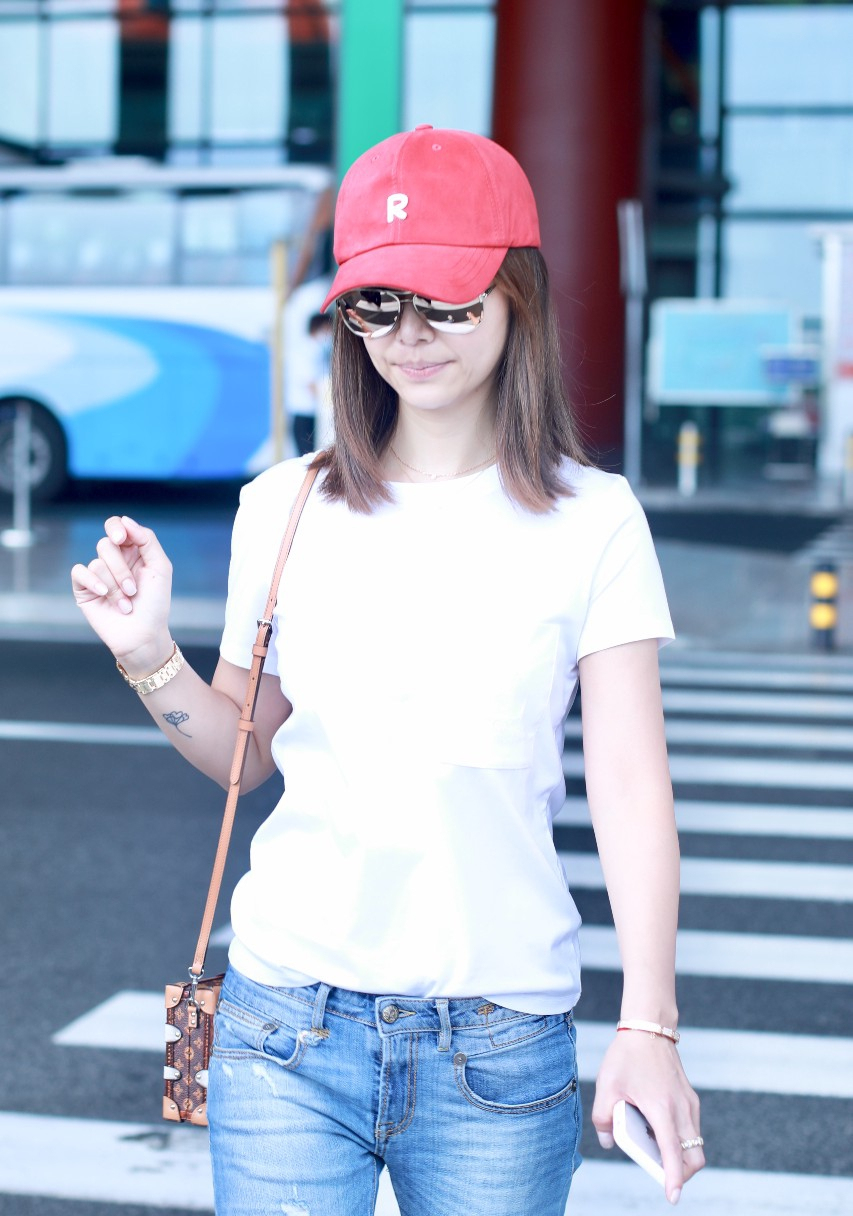 42岁林心如素颜现身机场，T恤+牛仔裤显小20岁，网友：被迷倒了