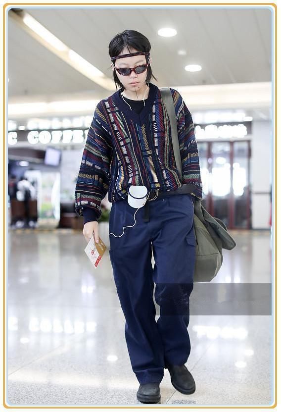 本以为宋茜的墨镜够俏皮的了，可看到窦靖童的“泳镜”，我沉默了