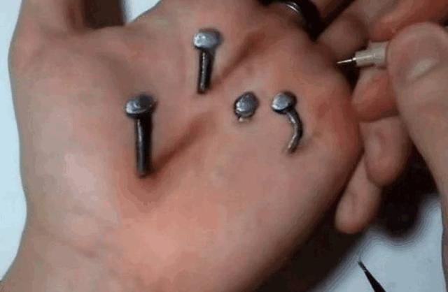 男子被钉子扎破了手，朋友们表示同情，知道真相后表示敬佩