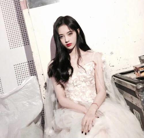 鞠婧祎对自己真狠,这么瘦的短裤都能塞进去,小蛮腰如此吸睛