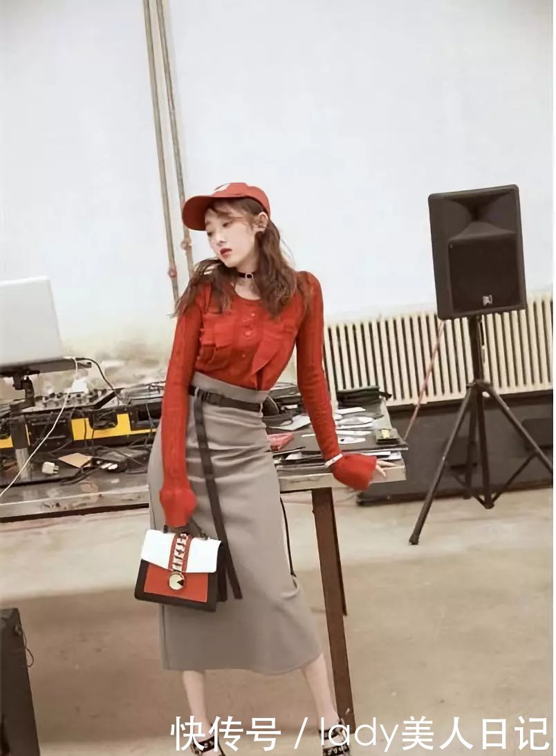 蒋梦婕的穿搭终于熟透了！一身性感连衣裙美出新高度，半露的最美