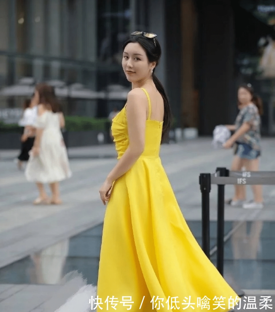 瞬间:黄色系的“仙女裙”,让阿姨瞬间年轻10岁,散发出仙女气质