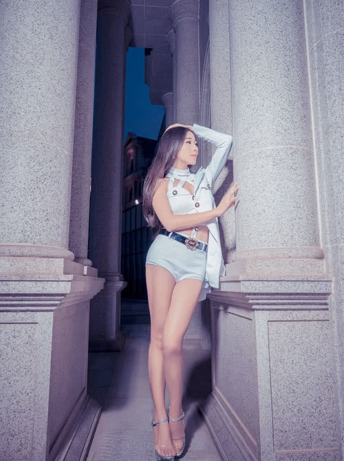 街拍：腿长白皙的小姐姐，外表上清爽自然很怡人！