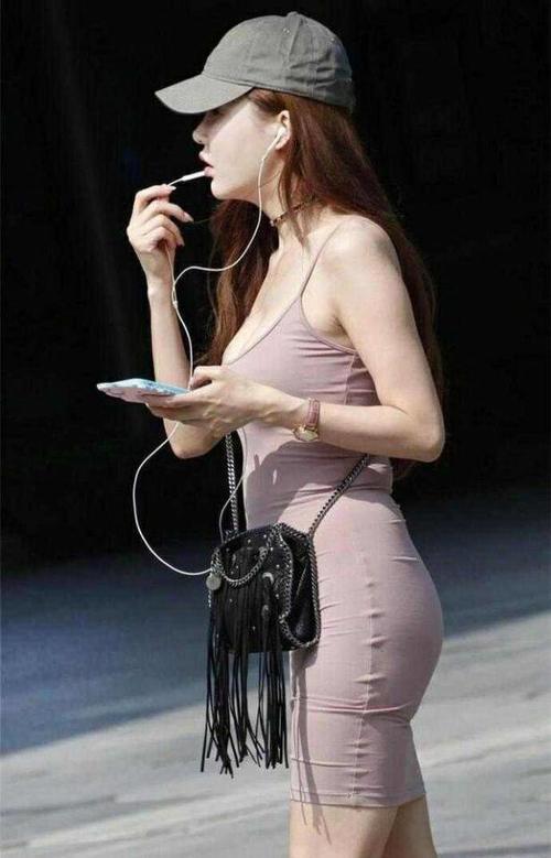 街拍:穿紧身裙的女子,一步一扭姗姗而来,引得无数路人回首!